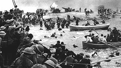 Soldiers being rescued from the beach at Dunkirk, 1940