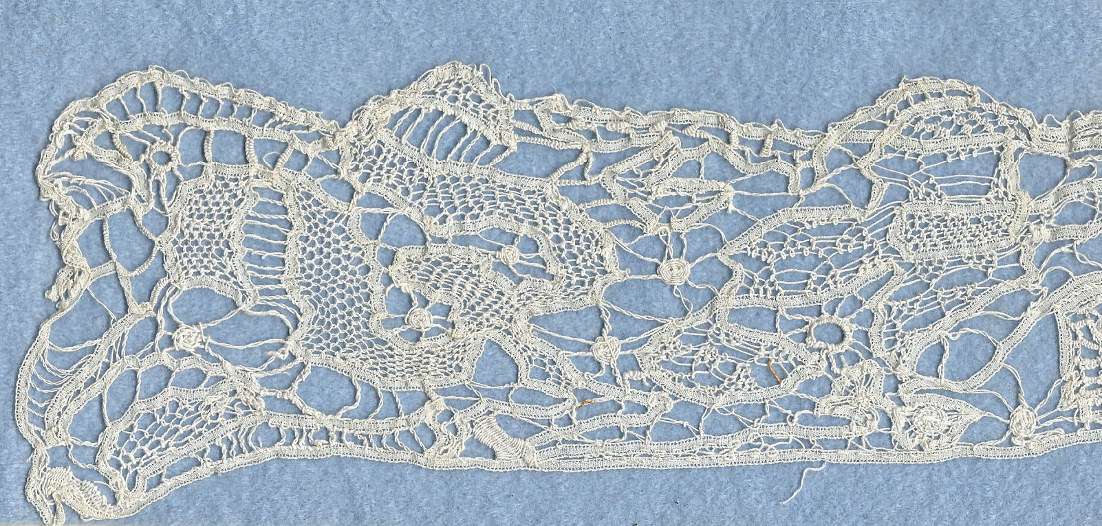Mixed tape lace collar
