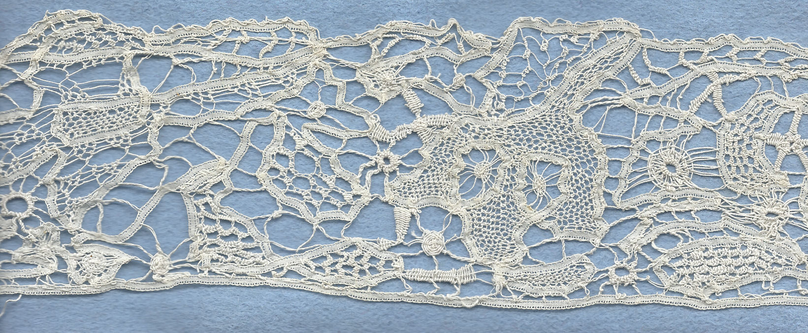 Mixed tape lace collar