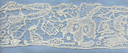 Mixed tape lace collar