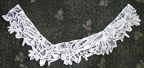 Mixed tape lace collar