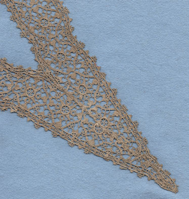 Lace collar