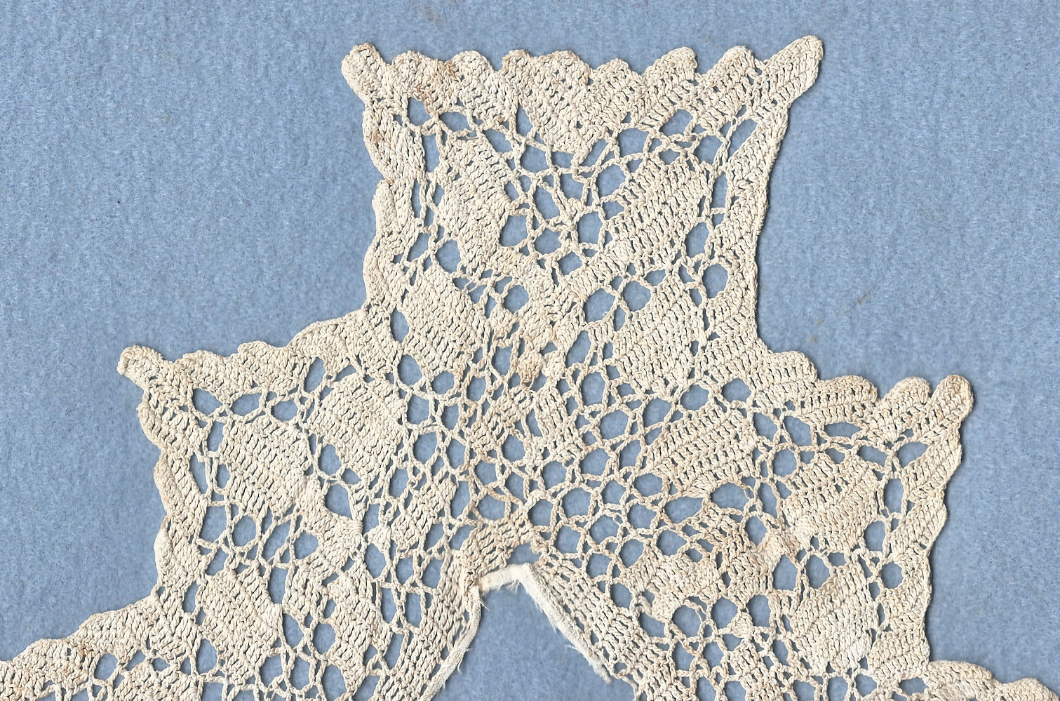 Machine lace edging