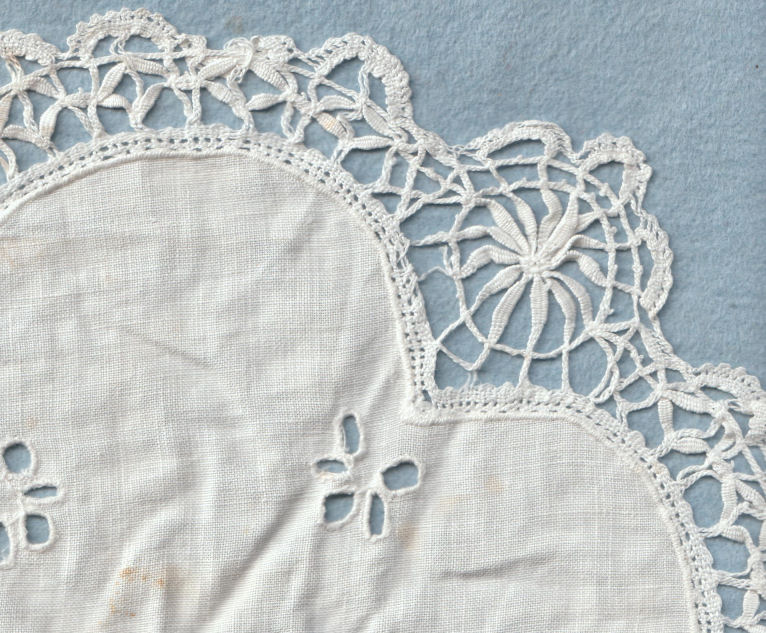 Cluny lace mat