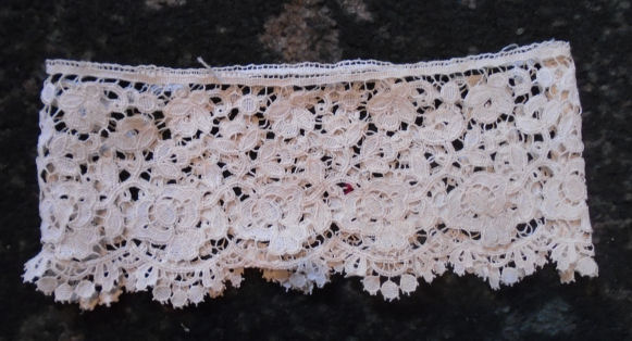 Cluny lace mat