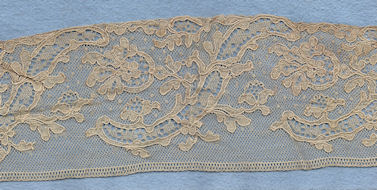 Flowery machine lace with gimp on one side