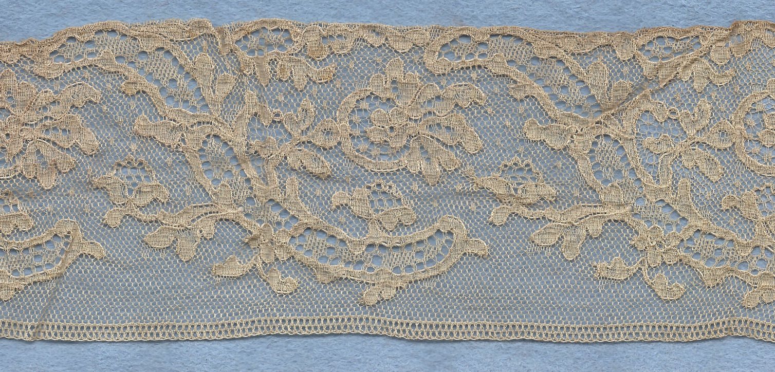 Flowery machine lace with gimp on one side