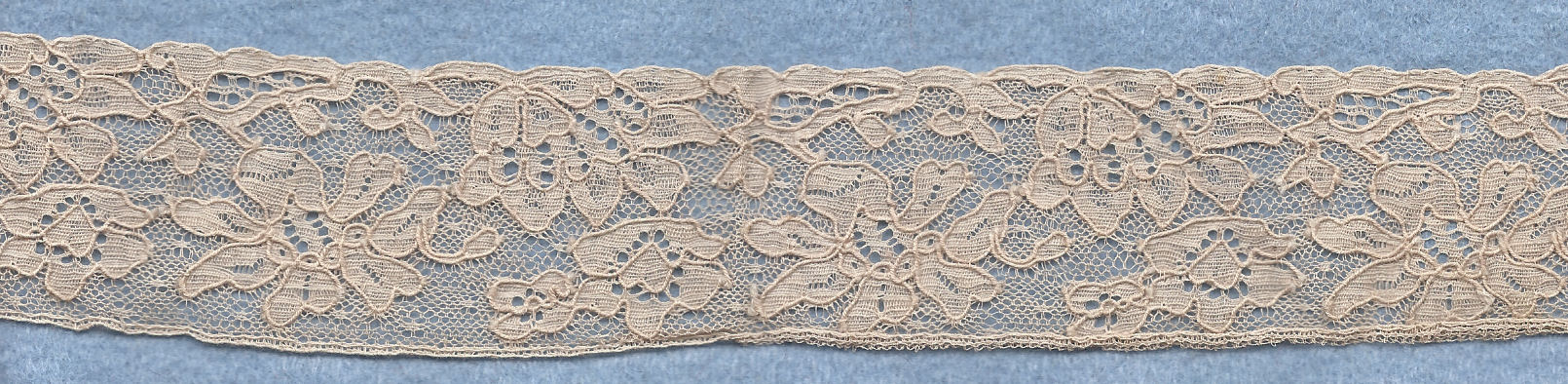 Flowery machine lace with gimp on one side