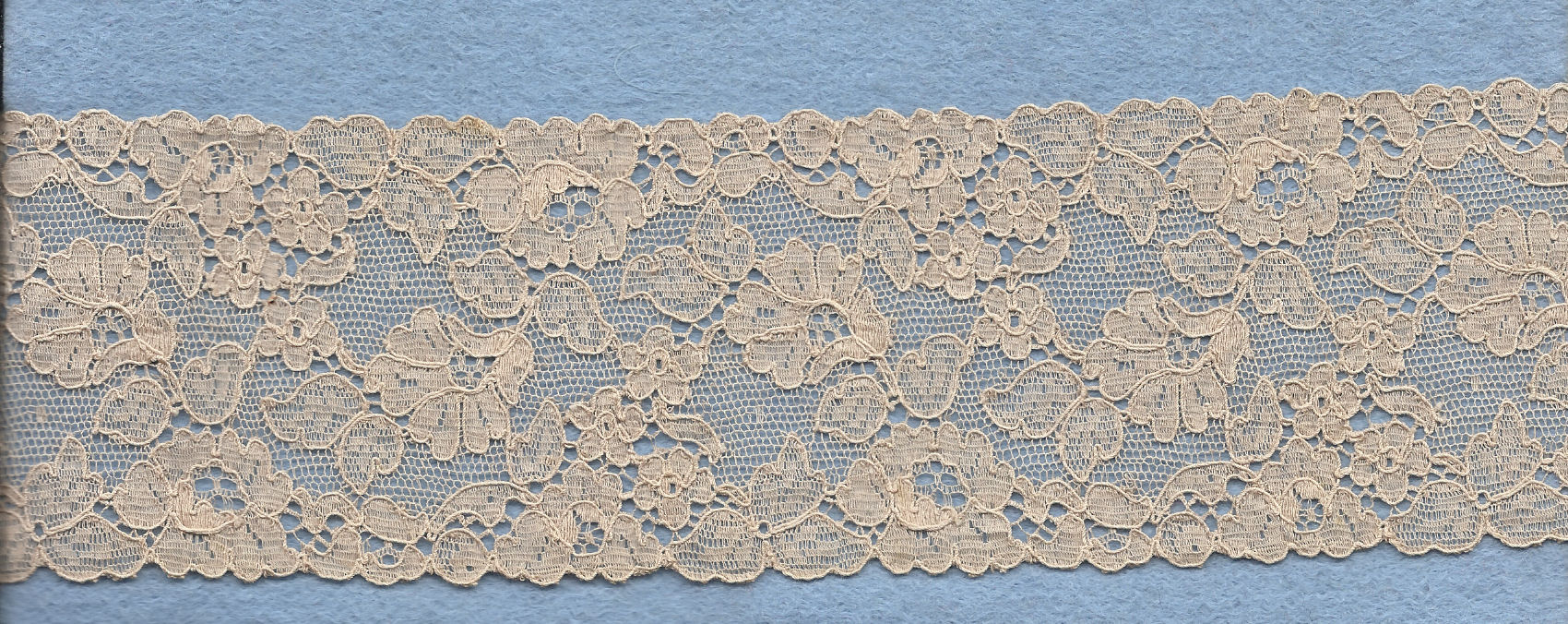 Flowery machine lace with gimp on one side