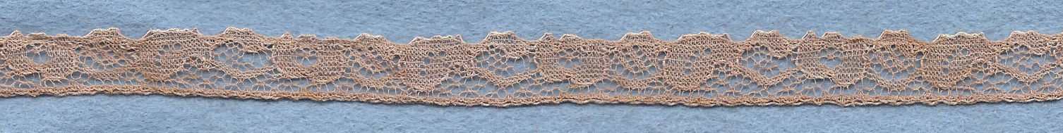 Flowery machine lace with gimp on one side