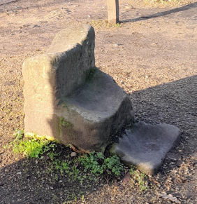 Horse mounting block